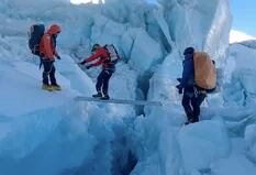 Sin piernas y con siete dedos amputados, un italiano hizo cumbre en el Everest