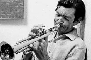 El escritor argentino Julio Cortázar, enamorado del jazz y gran admirador de Charlie Parker, basó en Bird el relato "El perseguidor", incluido en su tercer libro de cuentos, Las armas secretas, publicado en 1959