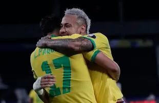 Neymar abraza a Lucas Paquetá, su compañero de la selección de Brasil, durante la semifinal de la Copa América ante Perú, el lunes 5 de julio de 2021 en Río de Janeiro (AP Foto/Silvia Izquierdo)