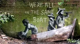 "Todos estamos en el mismo barco", dice la leyenda que acompaña el dibujo de tres niños jugando en un bote en el parque Nicholas Everitt de Oulton Broad