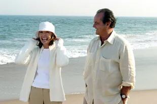 Los atuendos para la playa Diane Keaton en Alguien tiene que ceder incluían poleras blancas, el famoso sombrerito de pescador y prendas tejidas  