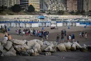 Los jóvenes se juntan en la costa de Playa Grande, Mar del Plata..