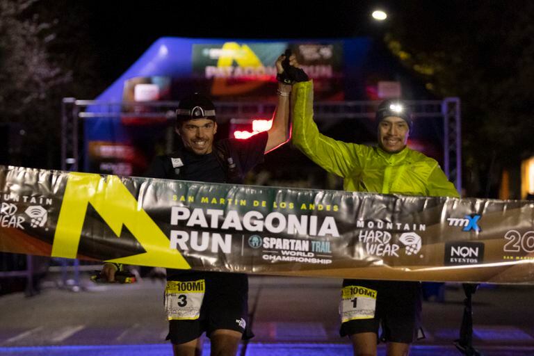 Pau Capell y Sergio Pereyra en la llegada de la mítica y tradicional carrera de larga distancia que se corre en la Patagonia argentina y forma parte del circuito mundial Spartan Trail World Championship.