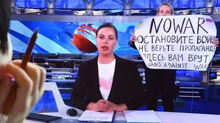 Marina Ovsyannikova sosteniendo un cartel que dice "No a la guerra" en una televisión rusa