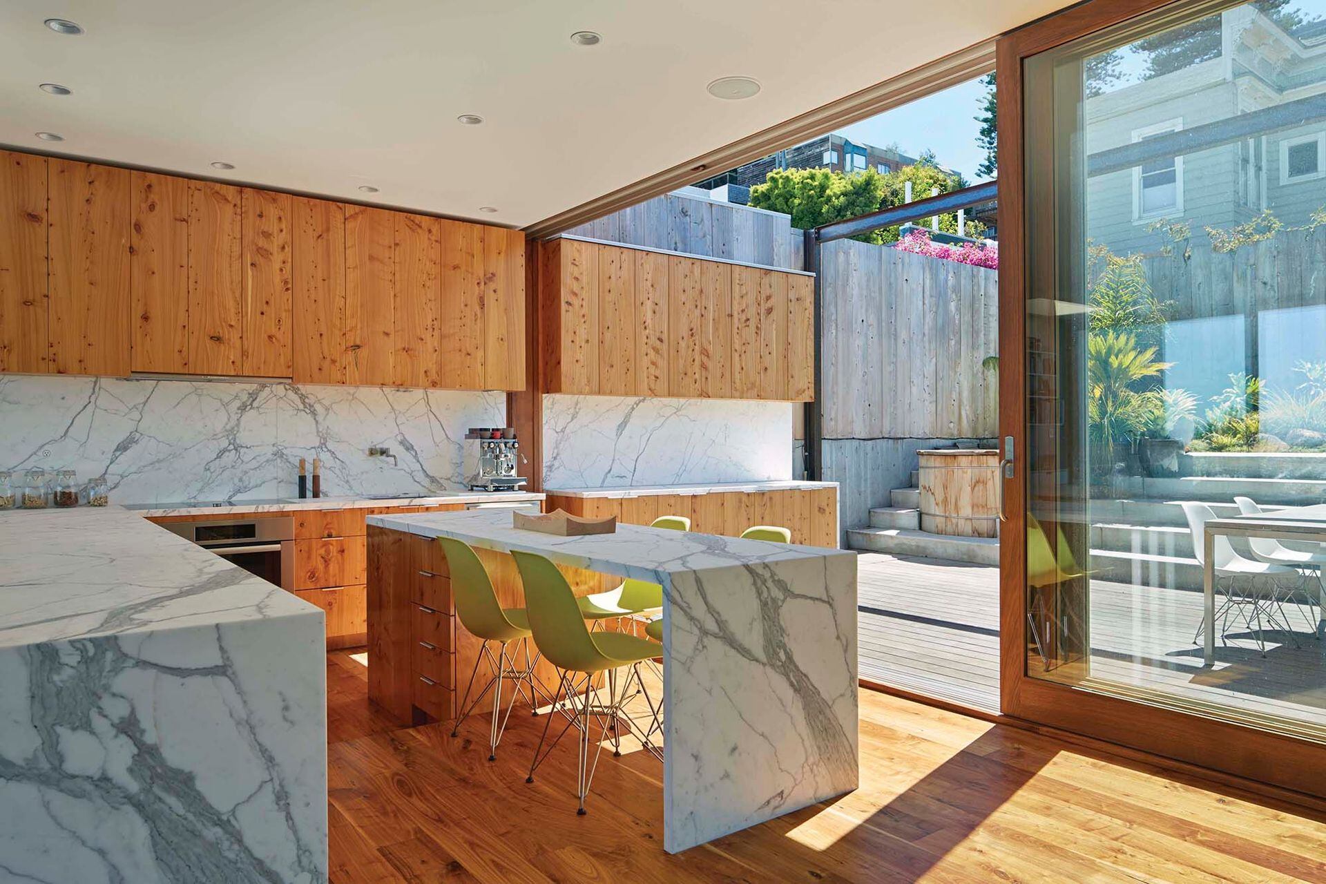 Con un simple movimiento, las puertas corredizas duplican la superficie de la cocina.