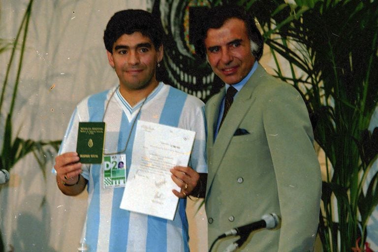A dos días del comienzo del Mundial, el presidente Carlos Menem le entregó a Maradona el pasaporte de embajador itinerante de la Argentina