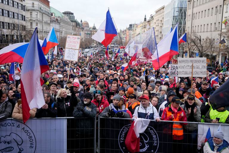 Miles de personas marchan en Praga, capital de República Checa, contra la vacunación obligatoria contra el COVID-19 para ciertos grupos y profesiones, el 9 de enero de 2022. (AP Foto/Petr David Josek)