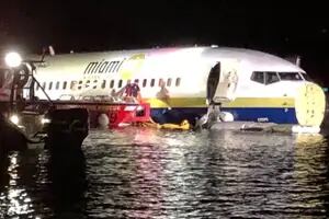 Florida: un Boeing 737 derrapó al aterrizar y y terminó en un río