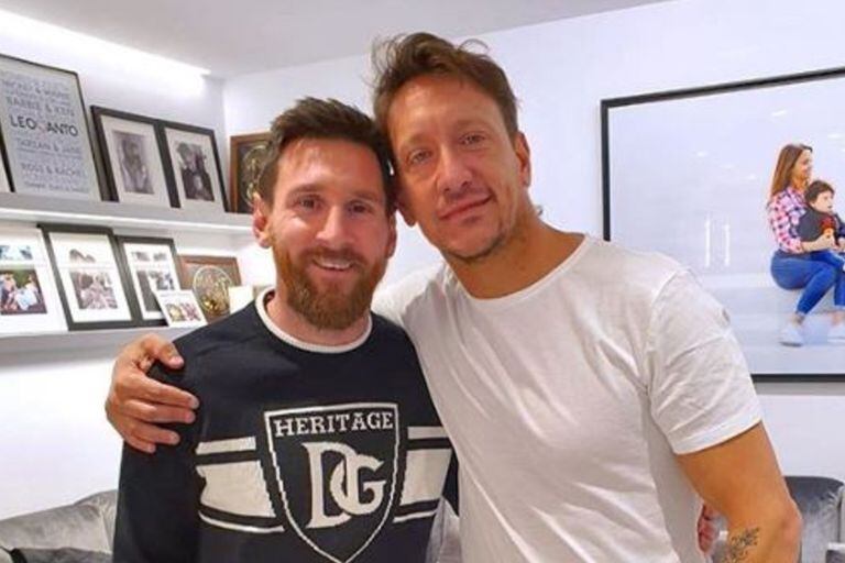 Nico Vázquez junto a Lionel Messi