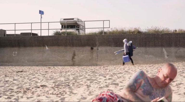 El video muestra a un hombre encapuchado, supuestamente Banksy, dirigiéndose a realizar una obra en la playa