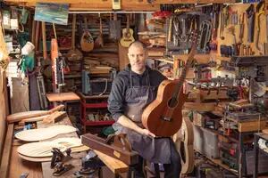 En su taller armó más de 100 guitarras y es el gran elegido por los músicos: la vida de un luthier de estos tiempos