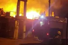 Se prendió fuego una maderera y 14 dotaciones de bomberos le hicieron frente a las llamas