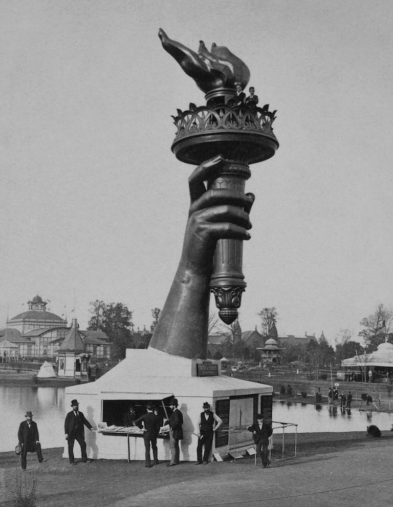 Brazo de la estatua en la Exposición Universal de Filadelfia en 1876. Fuente: Wikipedia