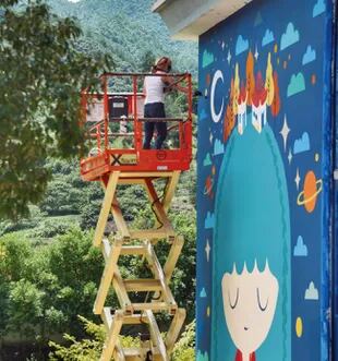 Su obra en China. Fue convocada por el grupo Back to School!, con muralistas de varios lugares del mundo para intervenir escuelas de zonas rurales. 