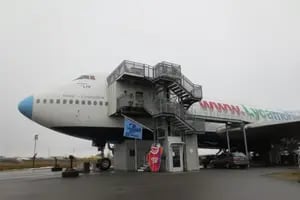 Convierten un avión abandonado en un hotel de lujo en el que se puede dormir en la cabina de los pilotos