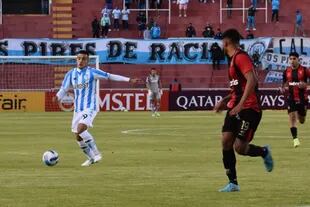 19 vs. 19: Miranda contra Paolo Reyna, defensor peruano.