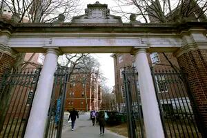 Tres estudiantes demandan a Harvard por presuntamente ignorar sus denuncias de acoso sexual cometido por un profesor
