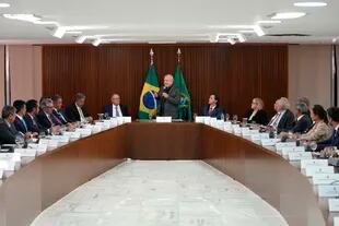 El presidente de Brasil, Luiz Inacio Lula da Silva, centro, habla durante una reunión con gobernadores y líderes de la Corte Suprema y el Congreso Nacional