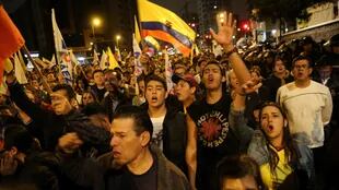 Cientos protestan ante el Consejo Nacional Electoral ecuatoriano por la demora en la entrega de resultados