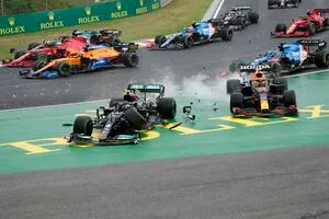 Un "strike" de Valtteri Bottas en la largada del GP de Hungría que retrasó a Max Verstappen