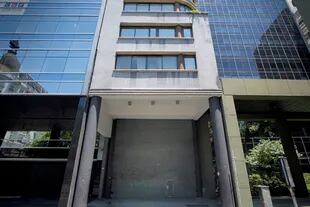 Frente del edificio ubicado en Alem 530, frente a Plaza Roma. En el tercer piso funcionan las oficinas de Hotesur
