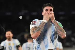 Rodrigo De Paul festeja su gol y mira hacia el sector donde están sus familiares; fue el 2 a 0 de la Argentina sobre Uruguay