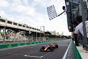 En el último instante, Sergio Pérez aceleró con el Red Bull en Azerbaiyán y se quedó con el segundo lugar
