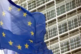 La bandera de la UE frente a la sede de la Comisión Europea 