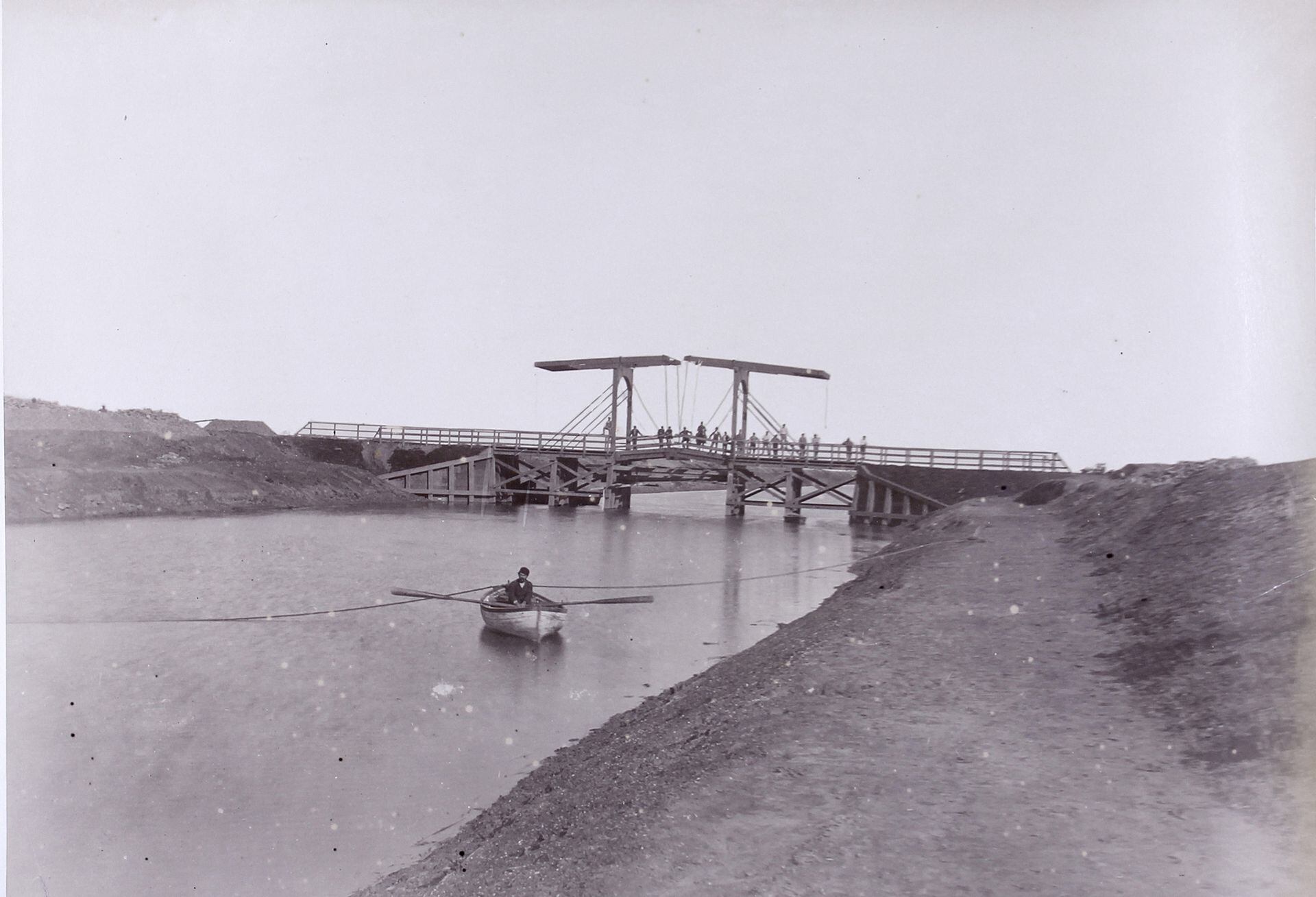 Puente "Holandés" en el canal Oeste del Puerto, 18 meses después de iniciadas las obras.
