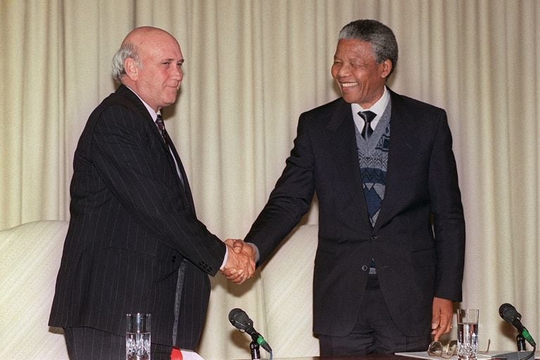 F.W. de Klerk excarceló a Nelson Mandela, quien luego fue electo presidente de Sudáfrica (Photo by ALEXANDER JOE / AFP)