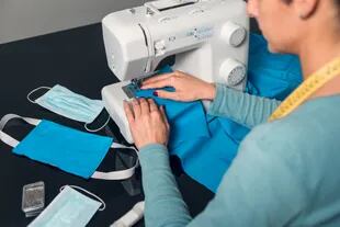 Barbijos, cubrebocas, tapabocas, a mano o con una máquina de coser, en este tutorial te decimos cómo confeccionar tu propia mascarilla de tela con materiales domésticos fáciles de conseguir en tu casa