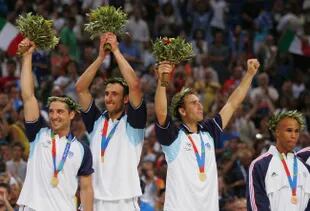 Alejandro Montecchia, Manu Ginóbili y Pepe Sánchez, campeones olímpicos con el básquet en Atenas 2004