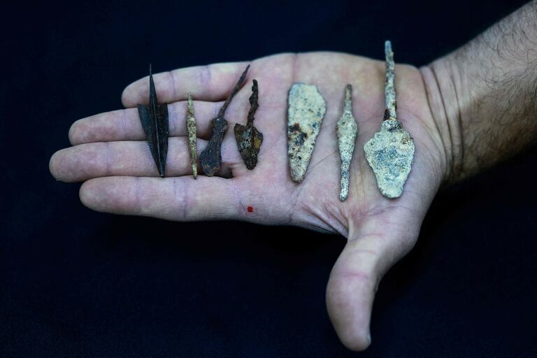 Entre los objetos encontrados había gran variedad de puntas de flecha
