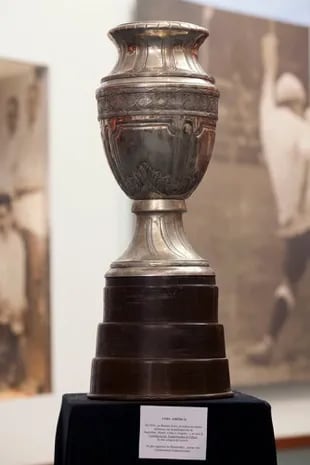 La Copa América original, encargada en 1916 para festejar el centenario de la independencia argentina y premiar al primer campeón sudamericano; desde 1975 es exhibida en el Museo del Fútbol, de Montevideo.