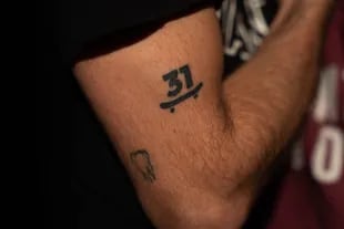 Emilio Cornaglia lleva tatuado el logo de la escuela en su brazo derecho.
