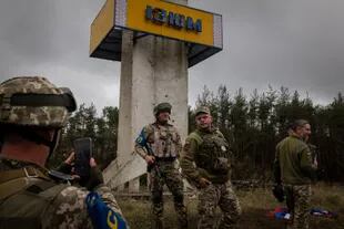 Militares ucranianos, en la recuperada ciudad de Izium. (Nicole Tung/The New York Times)