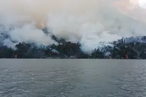 Dos incendios fuera de control y una denuncia para buscar a los responsables