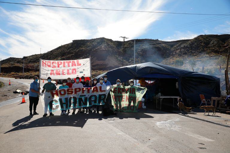 Desde mediados de esta semana, los trabajadores de la salud de Añelo se manifiestan para pedir una mejora salarial del 40%