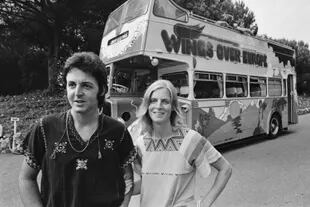 Un recuerdo de 1972, durante la gira que hicieron con Wings,
por Francia, a bordo de un autobús tuneado.