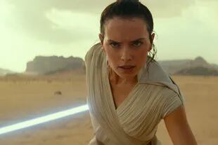 Según pudo verse en el adelanto del film, el sable de luz de Luke sigue presente 