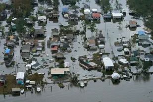 ARCHIVO - Las inundaciones bajan lentamente tras el paso del huracán Ida, el miércoles 1 de septiembre de 2021, en Lafitte, Luisiana, aproximadamente 40 kilómetros (25 millas) al sur de Nueva Orleans. (AP Foto/Gerald Herbert, archivo)