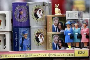 Recuerdos de la reina Isabell II y de el príncipe Harry y Meghan Markle en una tienda de souvenirs en Windsor. Una encuesta reciente arrojó que los británicos sienten más simpatía hacia la reina y la familia real que por los Sussex