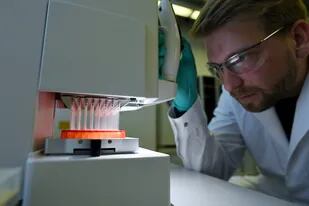 Un empleado de la compañía farmacéutica CureVac trabajando en el desarrollo de la vacuna contra el coronavirus, en un laboratorio en Tuebingen, Alemania