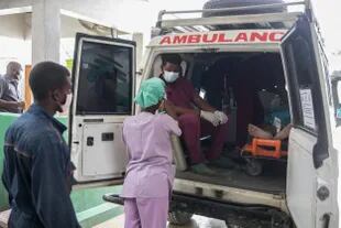 Traslados de pacientes en un hospital de  Martissant, Haití
