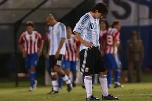Las decepciones de Messi en los días de Maradona como entrenador: derrota en 2009 en el estadio Defensores de Chaco; la Argentina quedaba en zona de repechaje y sólo faltaban dos fechas para el cierre de las eliminatorias 