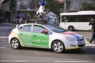 Un auto de Google como los que recorren las calles del mundo; la bola en el techo tiene múltiples cámaras para registrar imágenes desde varios ángulos