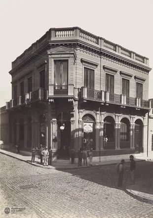 Casa Ruiz y Roca, esquina noroeste de Corrientes y Florida. Después del ensanche, la tradicional peluquería y casa de perfumes se trasladó a la galería Güemes.