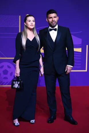 sergio el futbolista "Cuando" Agüero y su pareja Sofia Calzetti llegan al sorteo celebrado en el Centro de Convenciones y Exposiciones de Doha
