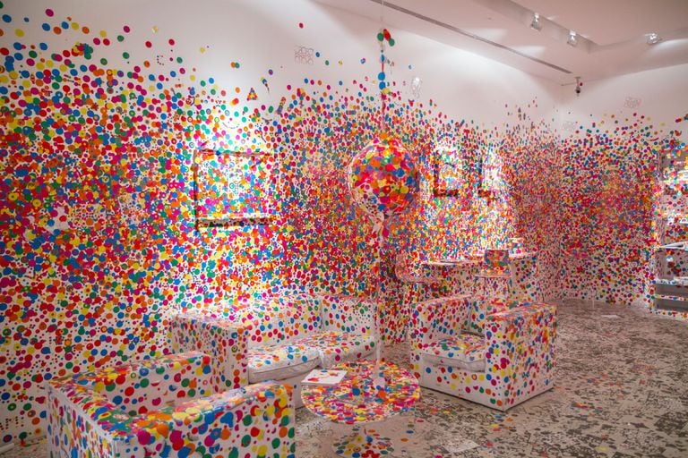 Obliteration Room, una sala blanca intervenida por el público con stickers de colores