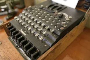 La máquina Enigma fue un dispositivo de rotores mecánicos empleado por las fuerzas armadas alemanas desde 1926 para cifrar y descifrar mensajes